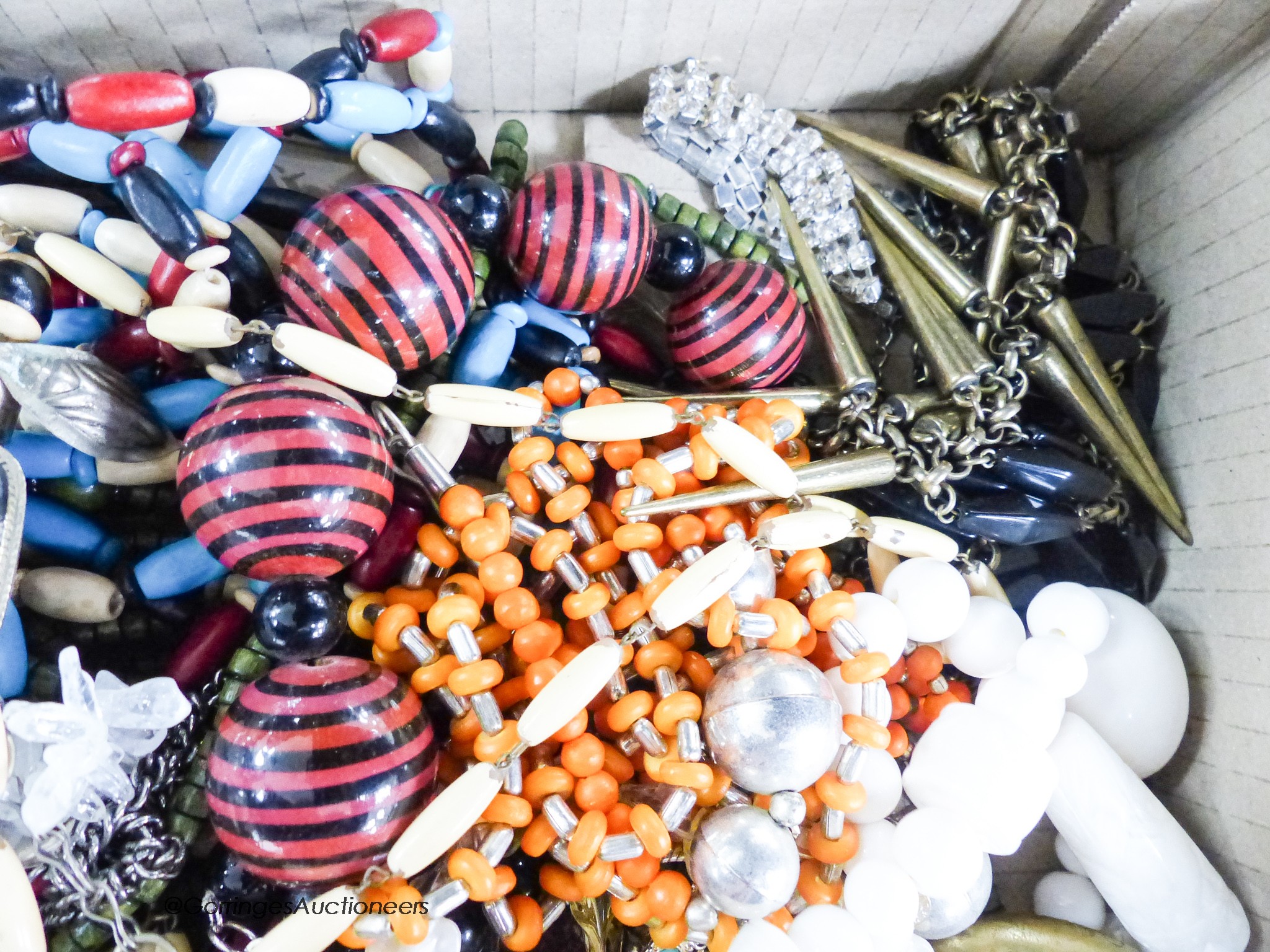 A mixed group of mainly costume jewellery including Venetian style glass heart pendant, agate bead necklace etc.